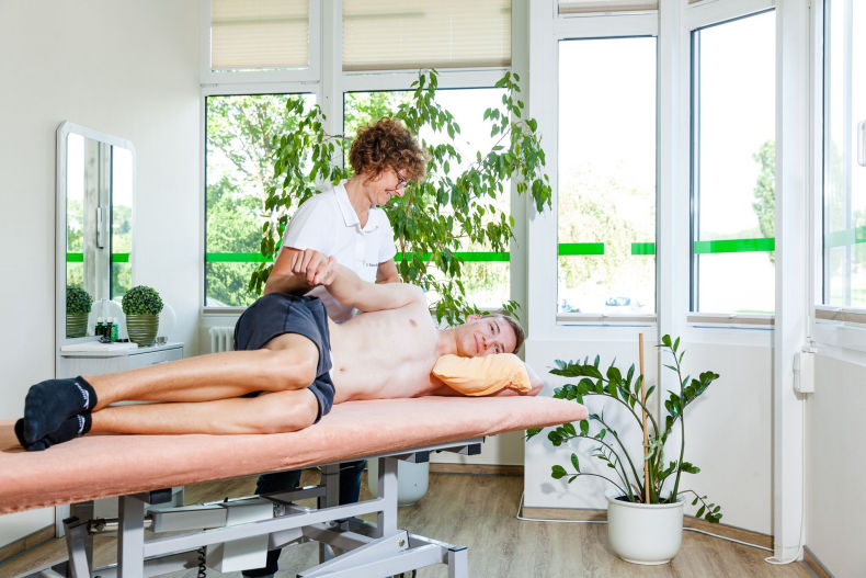 Physiotherapeutische Behandlung auf der Liege